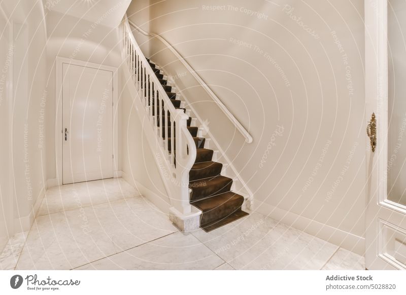 Weißer Korridor mit Treppe Flur Gang Design Appartement heimwärts Haus Treppenhaus Tür Durchgang wohnbedingt verweilen Murmel bearbeitet im Innenbereich