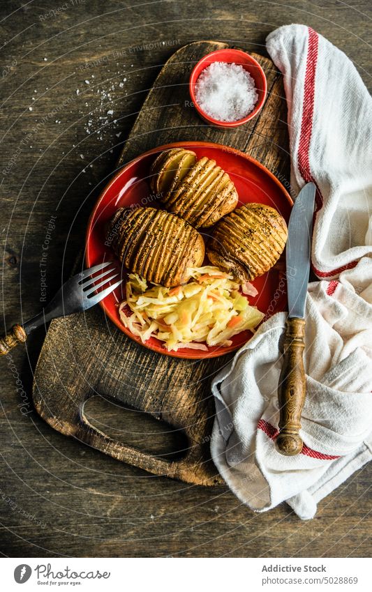 Gebackene Kartoffel mit Kräutern und Gewürzen Hintergrund Speck gebacken Kohlgewächse Beton gekocht Essen zubereiten Kochpfanne Diät Abendessen Europäer