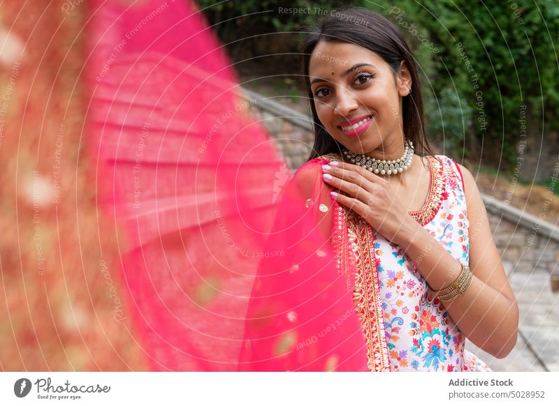 Verträumte ethnische Frau in traditioneller Kleidung Lächeln Tradition Stil Sari Inder nachdenklich Treppe Glück Schritt Outfit antik einheimisch authentisch