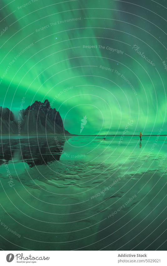 Forscher auf dem See unter dem Himmel mit Polarlichtern Reisender Nordlicht Berge u. Gebirge Winter bewundern Nacht polar nördlich Entdecker Lofoten Inseln