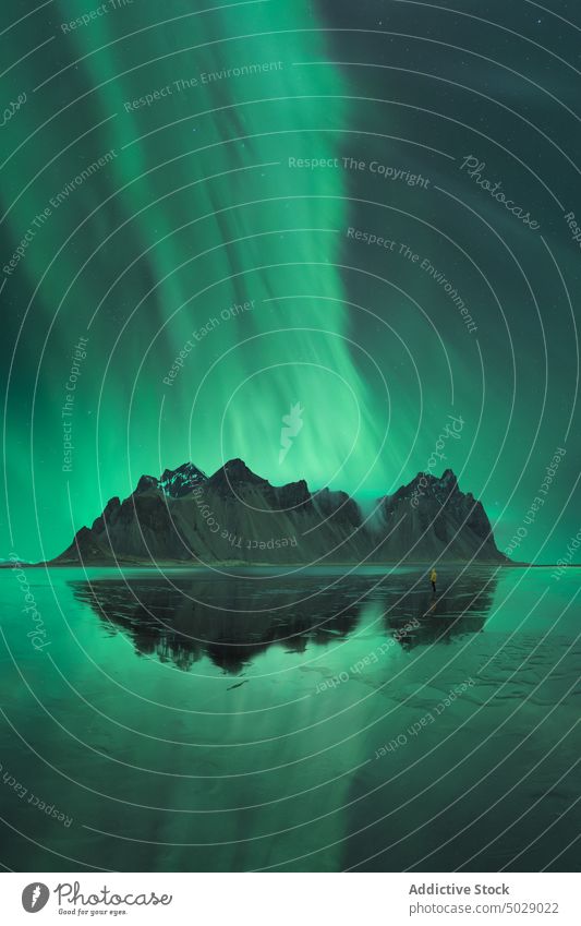 Forscher auf dem See unter dem Himmel mit Polarlichtern Reisender Nordlicht Berge u. Gebirge Winter bewundern Nacht polar nördlich Entdecker Lofoten Inseln