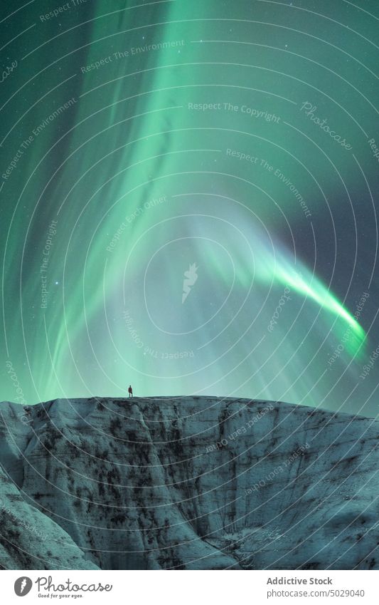Reisende vor nächtlichem Himmel mit leuchtenden Polarlichtern Aurora borealis Gletscher nördlich Licht Eis Formation Reisender Winter kalt gefroren Island