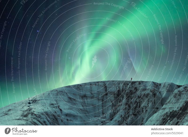 Reisende vor nächtlichem Himmel mit leuchtenden Polarlichtern Aurora borealis Gletscher nördlich Licht Eis Formation Reisender Winter kalt gefroren Island