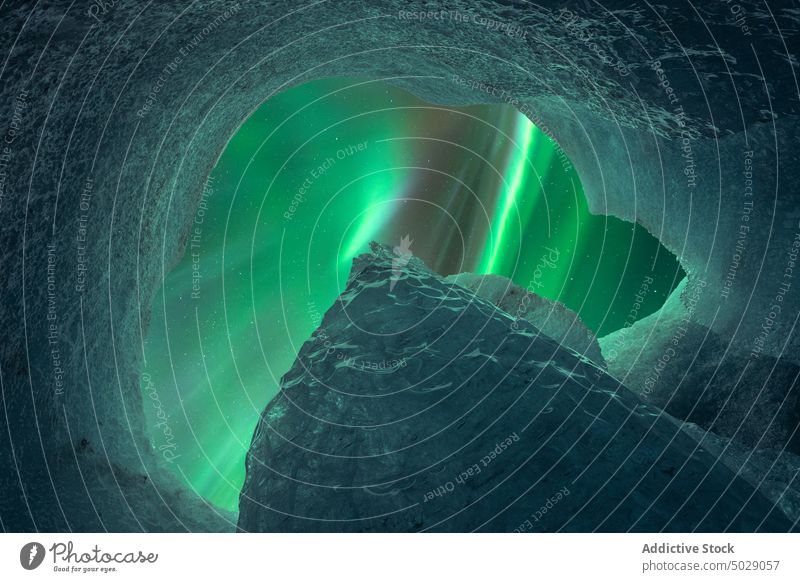 Erstaunliche Aussicht auf Polarlichter durch ein Loch in einer Eishöhle Nordlicht Gipfel nördlich Formation Höhle Golfloch Himmel Winter kalt Island Vatnajokull