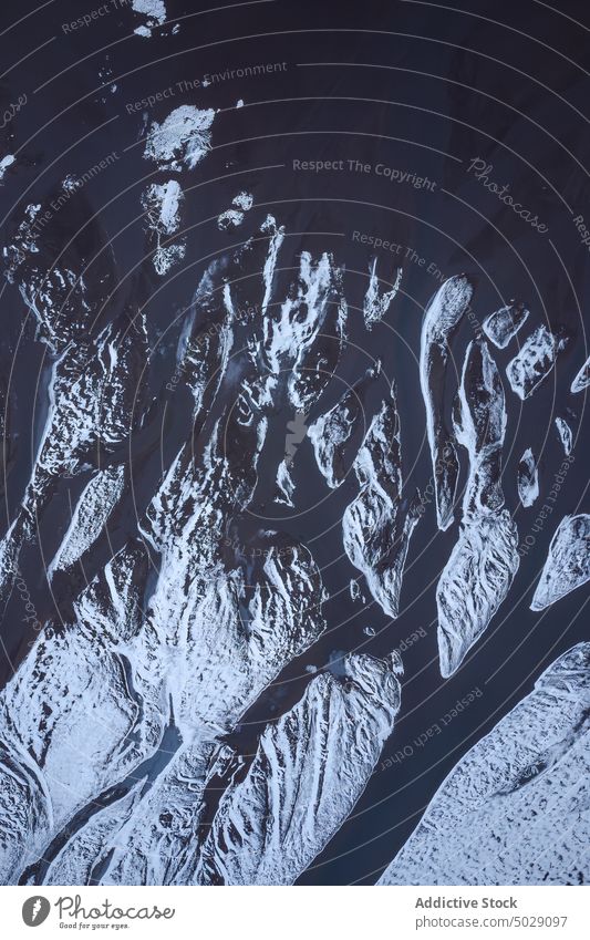 Atemberaubender Blick aus der Luft auf eine Flussmündung in der Natur Mündung Tal Feuchtgebiet Landschaft Wasser malerisch Gelände Schnee Island Saison