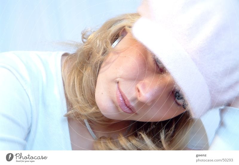 Nachgeschaut Frau schön Model Beautyfotografie blond rosa Mütze weich kalt zart Gesicht babe Ohrringe ausdrucksstark Auge Mund blau lachen