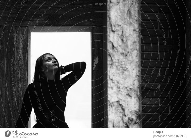 [HH Unbenannte Straße] Junge Frau mit hoffnungsvoll aufgerichtetem Blick posierend hübsch jugendlich Model elegant brünett Dame Person Korsage Handschuhe Gothic