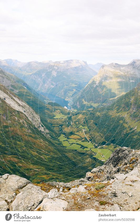 Berglandschaft in Süd-Norwegen mit Geirangerfjord Fjord Berge Tal Blick Panorama Nebel Dunst grün Landschaft Weite Gebirge Ferien Urlaub Reisen Skandinavien