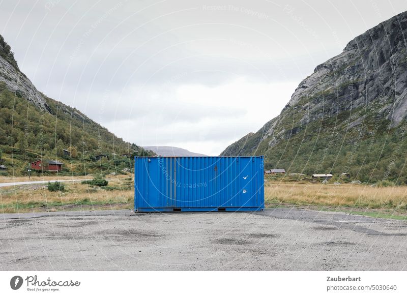 Landschaft in Norwegen mit rätselhaftem blauen Container Störung geschlossen verschlossen Umwelt Natur surreal Widerspruch widersprüchlich Metall Rätsel
