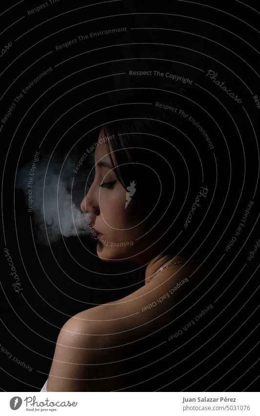 Frau raucht eine Zigarette mit einzigartigem Stil. Rauchen Nikotin Nikotingeruch Unselbständigkeit Suchtverhalten Lungenerkrankung Tabakwaren Zigarettenrauch