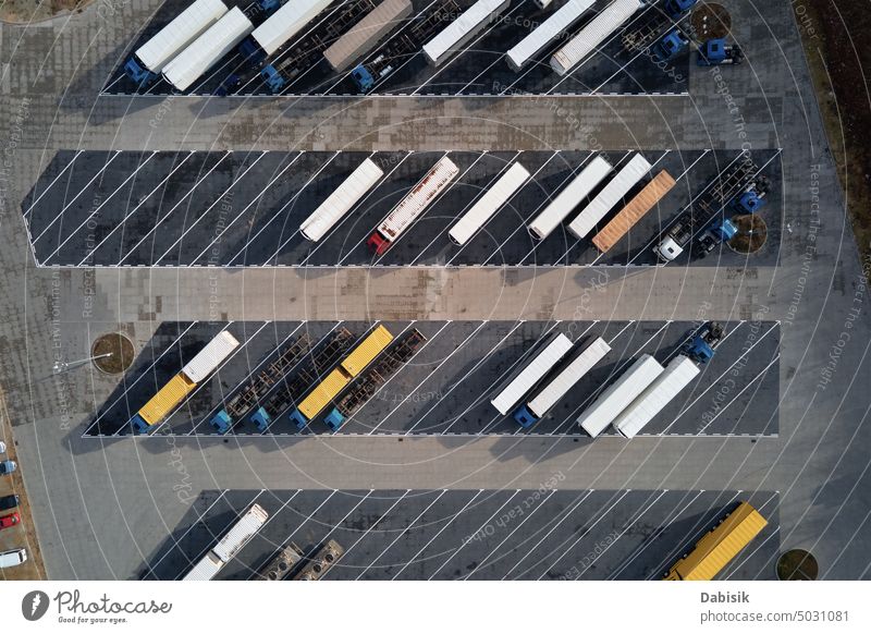 Draufsicht auf Lastwagen auf einem Parkplatz in der Nähe eines Logistiklagers logistisch Anhänger Lagerhalle Verkehr parken Ladung Transport Versand Autobahn