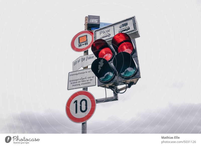 Spaß mit Schildern - Verkehrschaos an der Ampel Rot Verbot Regel Chaos Wolken LWK 10 PWK Bus Gefahr Gefahrenstelle Halt Wartezeit Fähre Sammelstelle Warten