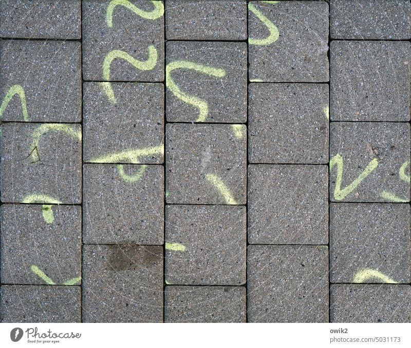 Zeichensprache Bürgersteig Pflastersteine modern Beton grau Beschriftung kryptisch rätselhaft Rätselbild Farbfoto Außenaufnahme Schriftzeichen Detailaufnahme