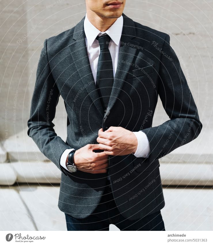 Elegantes männliches Geschäftsmann-Outfit Detail Mode Business elegant Mann Eleganz Anzug Kleid Großstadt Detailaufnahme Jacke Hemd Krawatte zuschauen