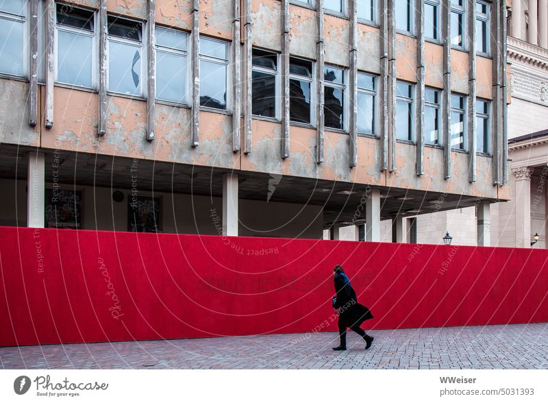 "Schluss mit der Zerstörung", steht auf dem roten Zaun um die Ruine einer Hochschule Straße Verfall Wind Schrift Bauwerk DDR Denkmal bewahren zerstören