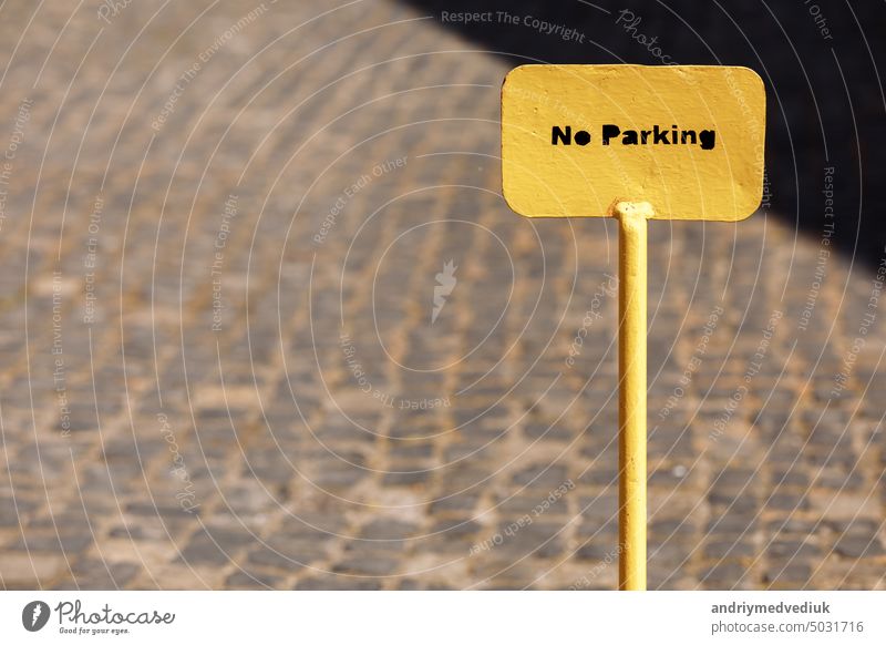 Gelbes Metall-Parkverbotsschild auf der Straße. Selektiver Fokus. Zeichen gelb Ermahnung Vorsicht kein Parken Sicherheit parken Wand Transport urban Hintergrund