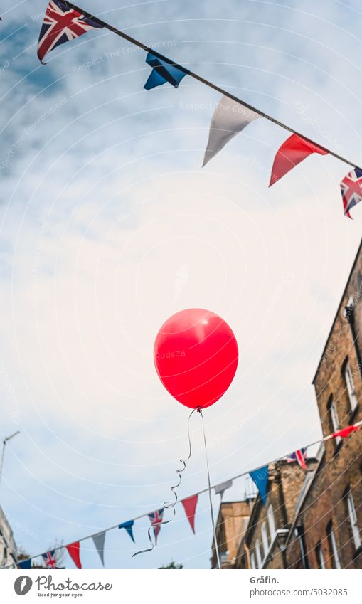 Not amused - Partystimmung Luftballon Girlande Union Jack London Gebäude Streetphotography Außenaufnahme Großbritannien England Farbfoto blau Großstadt Himmel