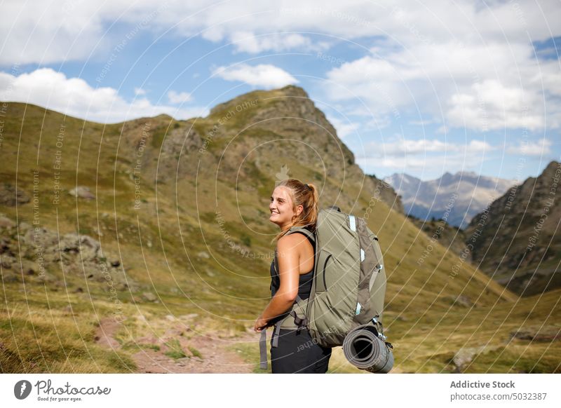 Fröhliche Reisende in den Bergen Frau Lächeln Berge u. Gebirge Trekking Reisender Glück Wanderung Rucksack Sommer Unterlage Landschaft Tourismus jung Ausflug