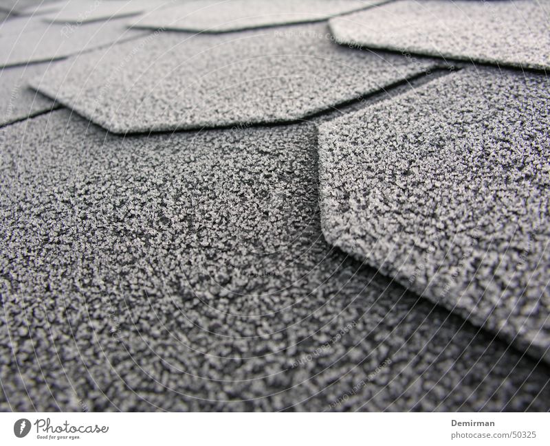 Frostlappen Winter kalt Dach schwarz weiß Ecke Lamelle Kontrast Seil Schnee Kristallstrukturen