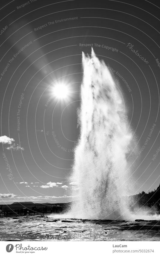 Geysir im Sonnenschein Eruption Ausbruch Explosion Fontäne Wassersäule Strokkur Island heiß kochen Wasserdampf Hitze Nationalpark heiße Quelle Springquelle