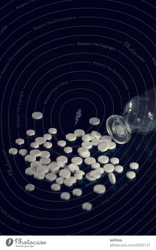 Wenn man den Schmerz nicht mehr erträgt Tabletten Schmerztabletten Schmerzen Medikament Arzneiflasche Tablettensucht Medikamentensucht Suchtmittel