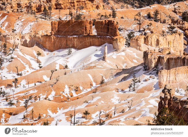 Gesteinsformationen in bergigem Terrain Schnee Berge u. Gebirge Landschaft felsig malerisch hoodoo Bryce Canyon National Park Schlucht Formation Natur Winter