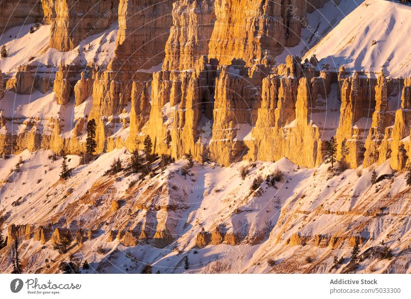 Gesteinsformationen in bergigem Terrain Schnee Berge u. Gebirge Landschaft felsig malerisch hoodoo Bryce Canyon National Park Schlucht Formation Natur Winter