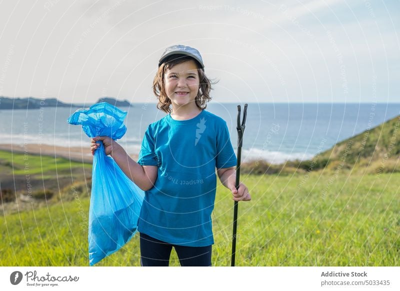 Freiwilliger Jugendlicher auf dem Feld mit Müllsack Kind Mädchen Behälter Tasche Umwelt MEER Ökologie Kunststoff Abfall Natur Verschlussdeckel abholen