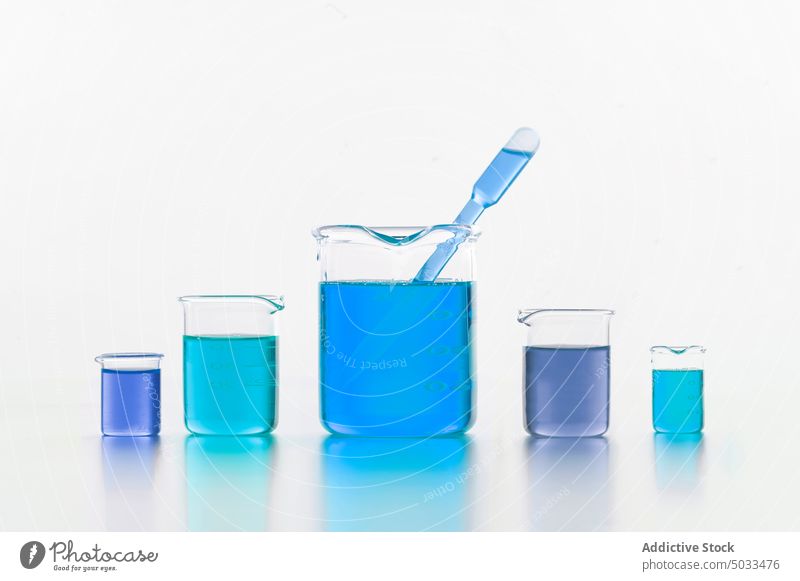 Satz Chemieflaschen mit blauer Substanz im Labor Flasche Chemikalie Prüfung Glaswaren liquide Mikrobiologie Ampulle wissenschaftlich Biochemie Sammlung Form