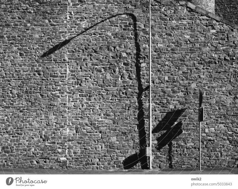 Unter der Laterne Mauer Steinmauer hoch grau Lichtmast Schatten Schwarzweißfoto Kontrast Fassade Menschenleer Tag Außenaufnahme Wand Bauwerk urban Cochem