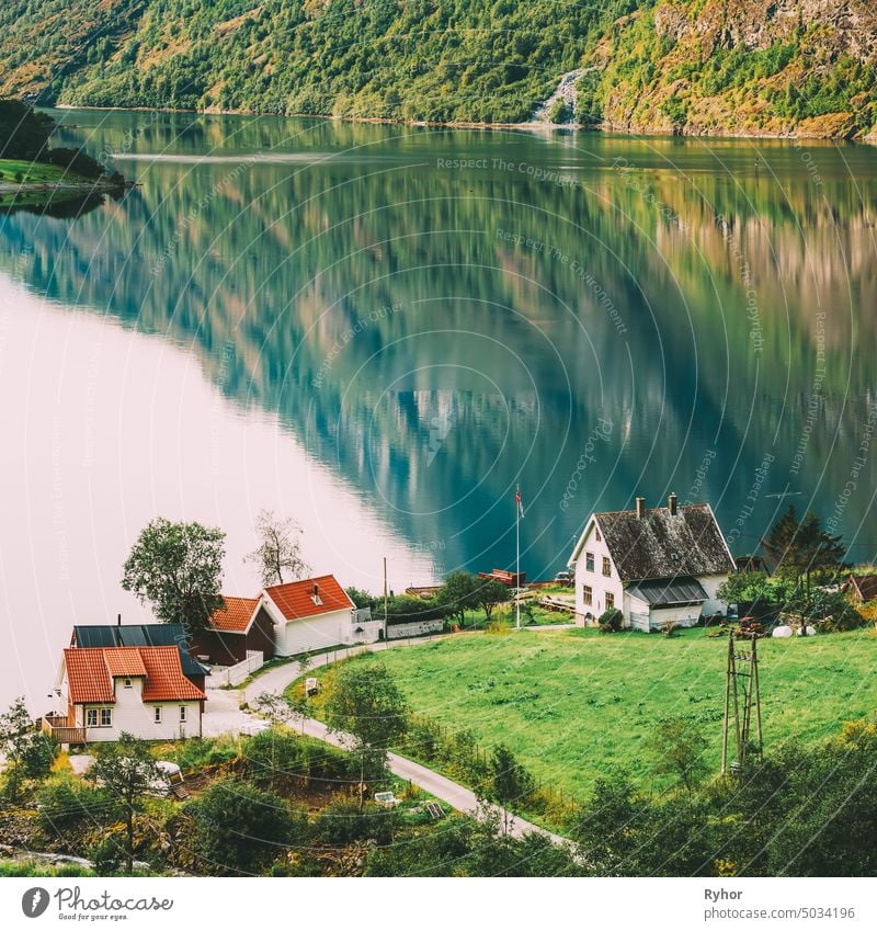 Skandinavische Häuser am Ufer des schmalsten Fjords in Norwegen - dem Naeroyfjord. skandinavisch grün Skandinavien engste Haus Dorf im Freien Ansicht schön