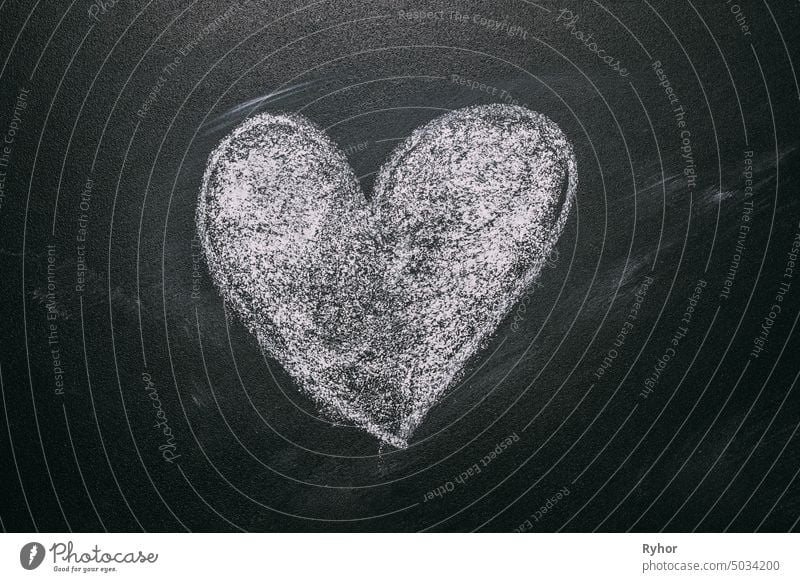 Liebe Herz Zeichnung auf einer Schule Kreidetafel. Handschriftliche Nachricht auf einer Schule Kreidetafel Zeichnung mit einem illustrierten Herz als Symbol verwendet, Konzept der Liebe in diesem Valentines Nachricht