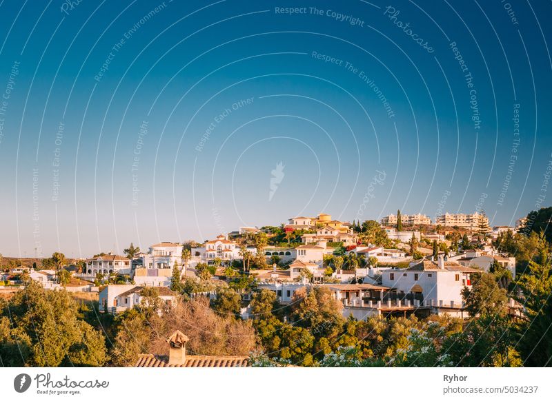 Spanien. Wohnhäuser im Sommer an einem sonnigen Tag Ansicht Himmel mediterran Haus Europa Gebäude Tourismus blau Malaga niemand Spanisch Textfreiraum Stadtbild