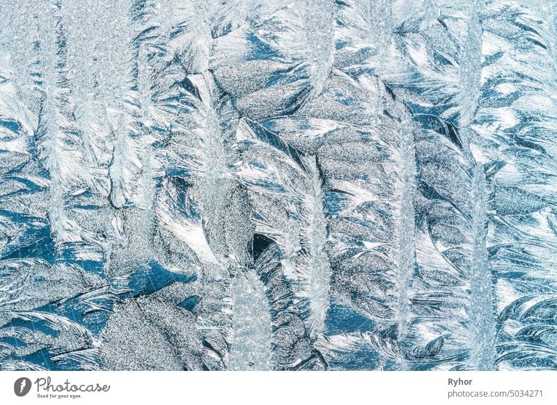 Blue Frosty Glass Ice Background, Natural Beautiful Snowflakes Frost Ice Pattern. Winter Weihnachten Weihnachten abstrakte Kulisse, Hintergrund oder Textur