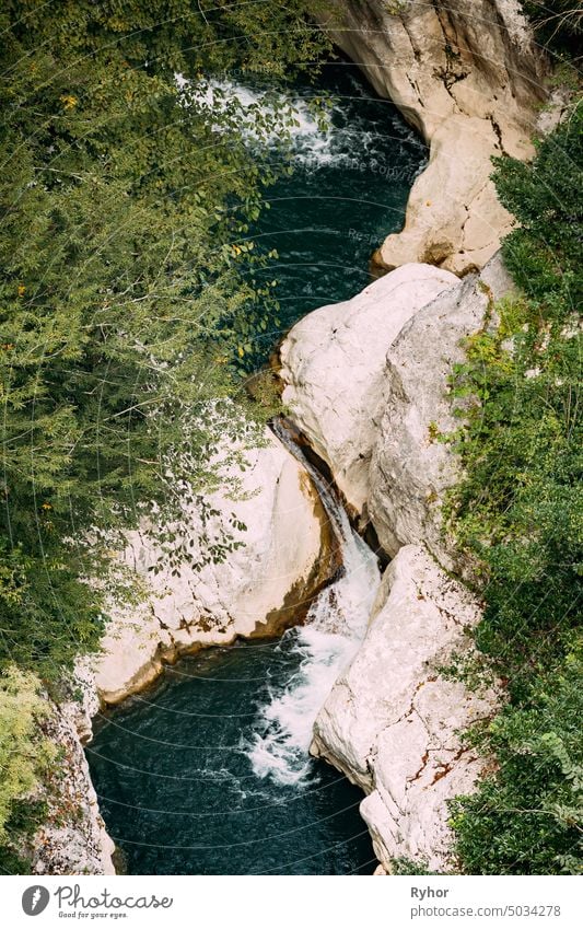 Zeda-gordi, Georgien. Blick auf die Schlucht des Flusses Okatse in der Okatse-Schlucht Stein Berge u. Gebirge Land Europa Natur Wahrzeichen eurasia strömen