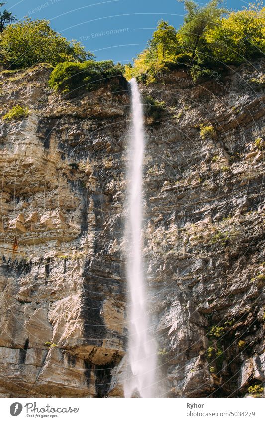 Kinchkha Wasserfall, Kinchkhaferdi Road, Kinchkhaperdi. Okatse - Kinchkha Wasserfall Naturdenkmal in der Nähe von Kutaisi in Imereti Region in Georgien. Berühmtes Naturdenkmal an einem sonnigen Sommertag