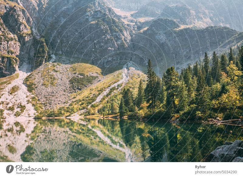 Schöne Berge See im Sommer Morgen. Landschaftliche Aussicht. Europäische Natur Park niemand Europa reisen Berge u. Gebirge berühmt national Felsen Wildnisgebiet