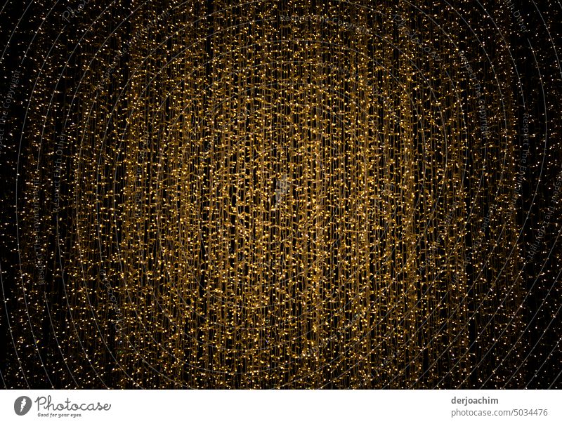 Eine einfache  klizernde  Sichtblende zwischen zwei Räumen. Vorhang Trennung quadratisch mittig kalt Farbfoto Menschenleer Tag Detailaufnahme Nahaufnahme Licht