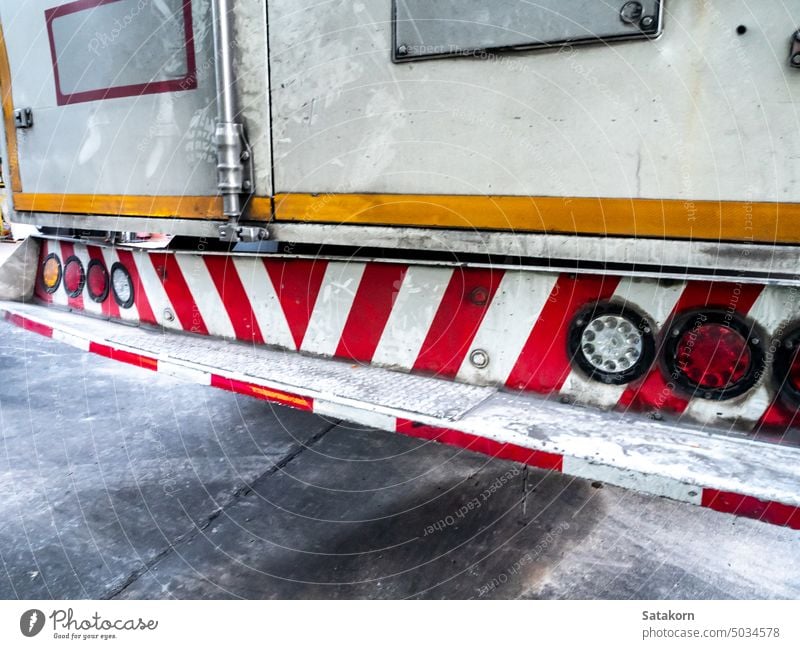 Rot-weiß gestreiftes Zeichen an der hinteren Stoßstange eines Lkw Lastwagen Fahrzeug Stahl Rückseite Warnschild Transport Verkehr rot Sicherheit behüten