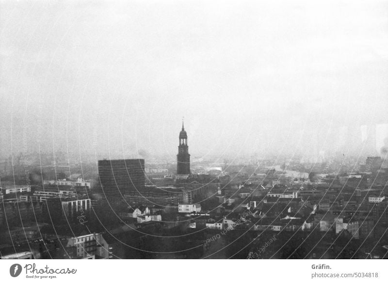 Schmuddelwetter / Foto 600 Hamburg Michel Wahrzeichen Stadt Panorama schwarz-weiß Sehenswürdigkeit Architektur Hafenstadt Außenaufnahme Gebäude Menschenleer