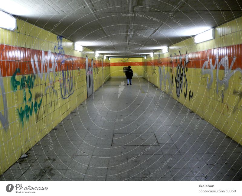 modern underground!? Lampe Mensch Bahnhof Brücke Tunnel Fußgänger Graffiti alt dreckig trist Einsamkeit Premiere Ostbahnhof bemalt Wand Beleuchtung beschmiert
