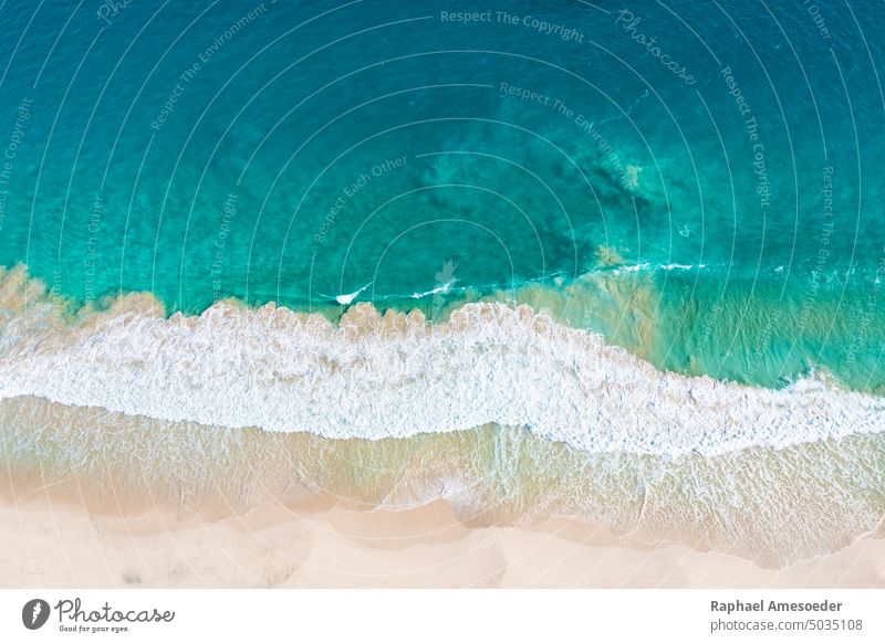 Hoher Blickwinkel auf die Welle des Atlantiks am Santa Monica Beach Antenne Afrika aquatisch atlantisch Hintergrund Strand blau boa vista Kap Verde