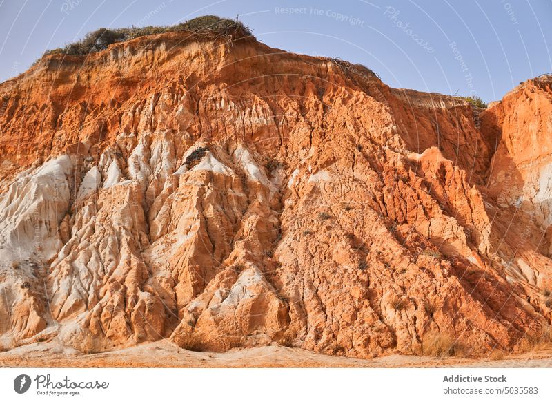 Sandsteinfelsen gegen blauen Himmel Klippe Strand Blauer Himmel rau tagsüber Geologie Formation Natur Küste falesia Algarve Portugal Sommer Ufer malerisch
