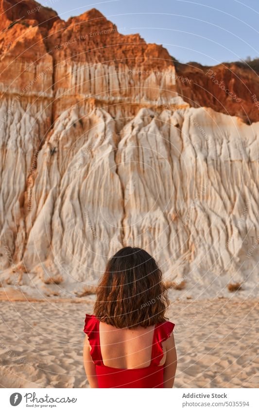 Weiblicher Tourist in der Nähe der Klippe stehend Frau Strand Sommer Sand Ufer Urlaub Wochenende falesia Algarve Portugal brünett Badebekleidung reisen