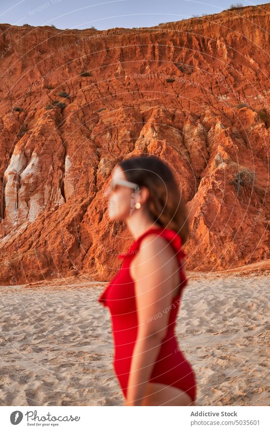Weiblicher Reisender am Strand bei Sonnenuntergang Frau Klippe Sand Ausflug bewundern Wochenende Resort falesia Algarve Portugal Tourist Ufer Felsen