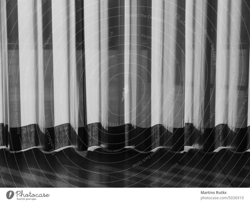 Durch Vorhänge erzeugte Schatten. abstrakt schwarz klassisch Gardine Design Weben zeigen Textil Textur Hintergrund Dekoration & Verzierung elegant kleben