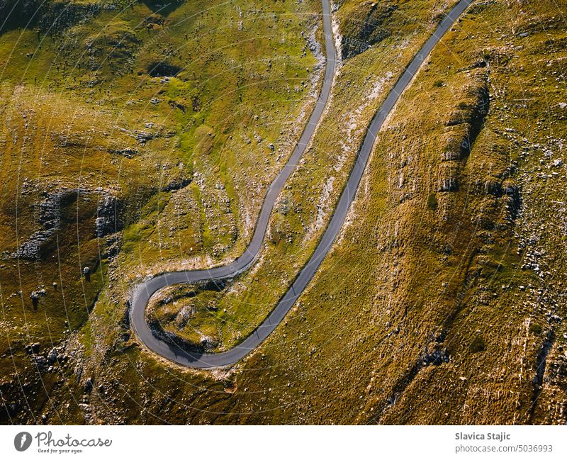 Gebirgspass mit kurvenreicher Straße, Detail.  Panoramastraße im Durmitor-Nationalpark, Zabljak, Sedlo-Pass, Montenegro. Luftaufnahme, Drohnenansicht oben