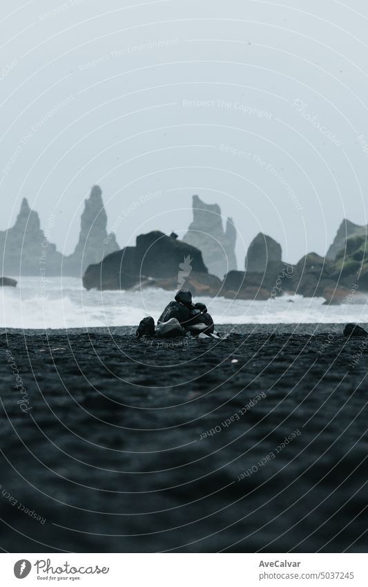 Cairn-Felsen an einem schwarzen Sandstrand in Island, Entspannungs- und Inspirationskonzept, Spa- und Wellness-Stil Steinmännchen Haufen malerisch