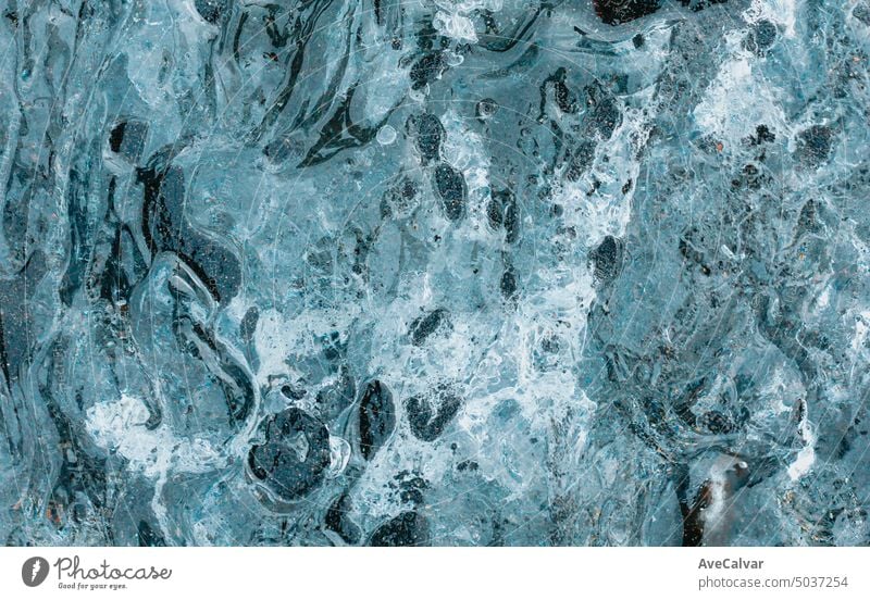 Gefrorenes Eis Textur Hintergrund, abstrakte Flüssigkeit minimalen Stil Tapete. Risse auf dem Wasser. Oberfläche eisig blau Makro kalt Frost Winter cool
