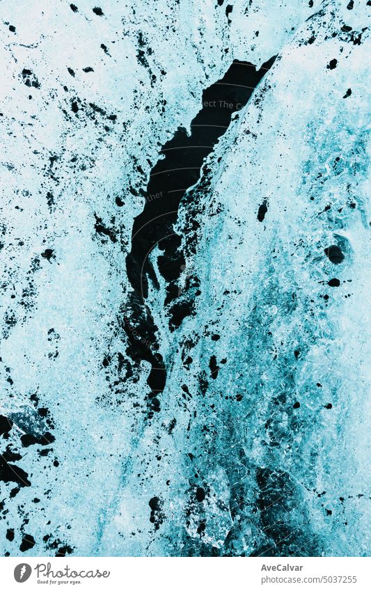 Gefrorenes Eis Textur Hintergrund, abstrakte Flüssigkeit minimalen Stil Tapete. Risse auf dem Wasser. Oberfläche eisig blau Makro kalt Frost Winter cool